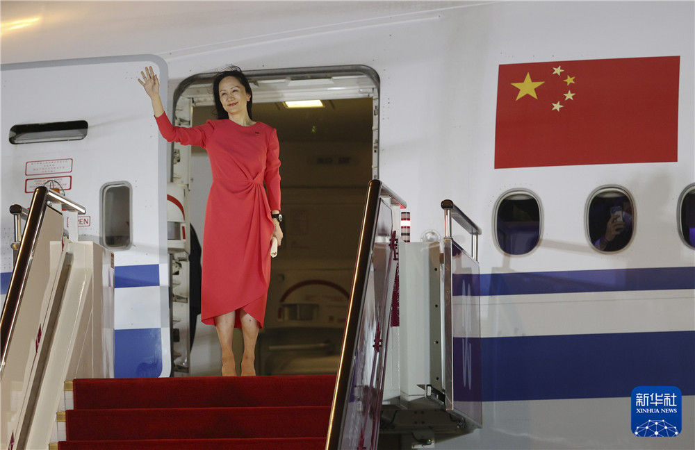 9月25日晚，孟晚舟女士乘坐中国政府包机抵达深圳宝安国际机场。新华社记者 金立旺 摄