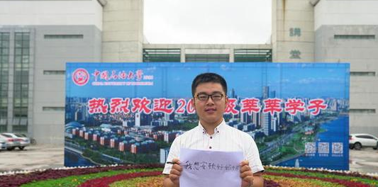 母亲患肾病家中无人照顾 孝顺的儿子边读书边照顾母亲